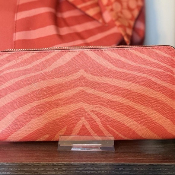 COACH Signature Devin Zebra Print Orange Coral Tote F24022 & Wallet/coin/scarf! - Picture 4 of 16